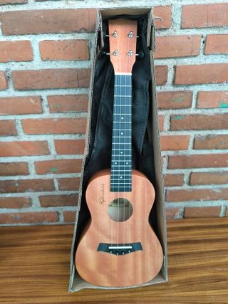 Ukelele Concierto con funda y accesorios - Nuevo