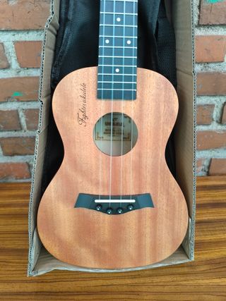 Ukelele Concierto con funda y accesorios - Nuevo