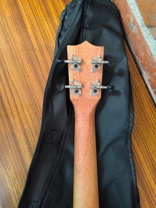 Ukelele Concierto con funda y accesorios - Nuevo