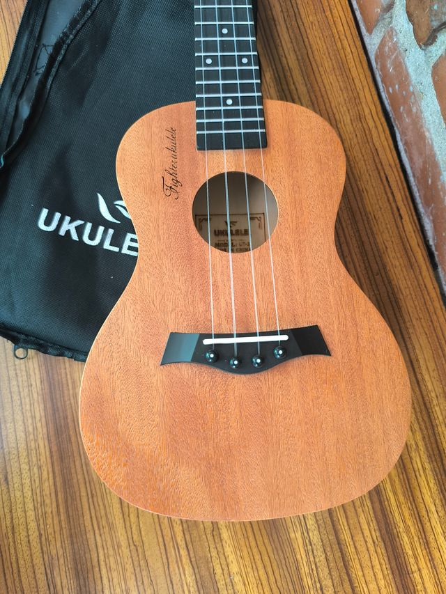 Ukelele Concierto con funda y accesorios - Nuevo