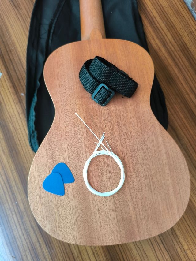 Ukelele Concierto con funda y accesorios - Nuevo