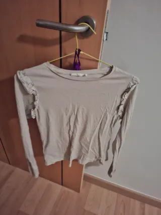 Camiseta Mango beige con volantes