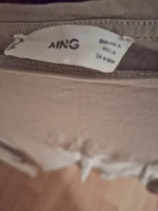 Camiseta Mango beige con volantes