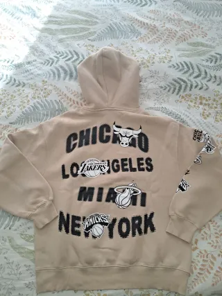 Sudadera NBA niño beige marca Zara Talla 13-14