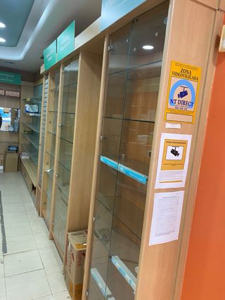 Muebles de tienda: estanterías y vitrinas