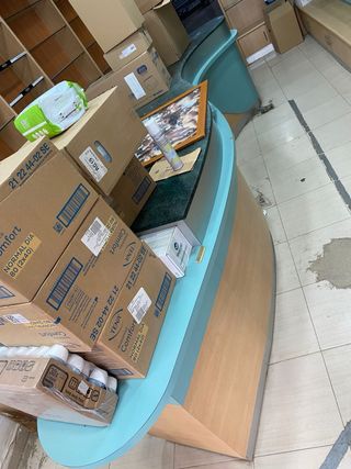 Muebles de tienda: estanterías y vitrinas