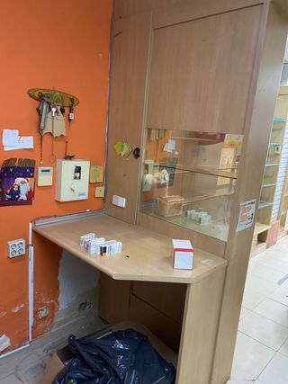 Muebles de tienda: estanterías y vitrinas