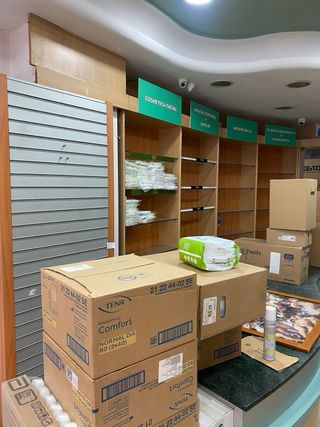 Muebles de tienda: estanterías y vitrinas
