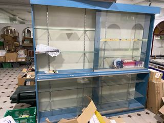 Muebles de tienda: estanterías y vitrinas