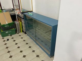 Muebles de tienda: estanterías y vitrinas