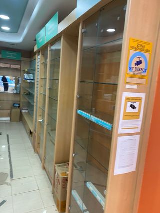 Muebles de tienda: estanterías y vitrinas