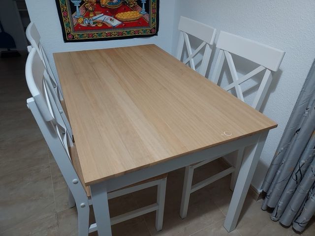 Mesa de comedor con 4 sillas