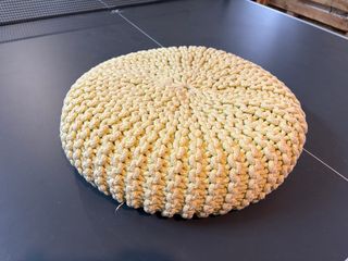 Puff redondo tejido amarillo. Diametro 50cm
