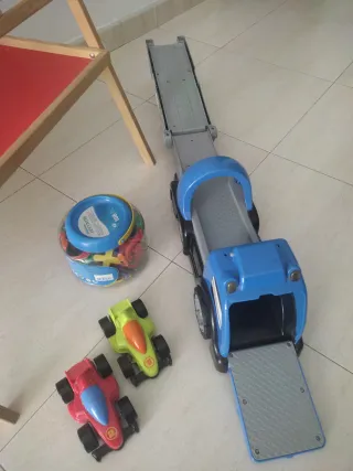 Pizarra magnética Infantil y Juguetes varios.