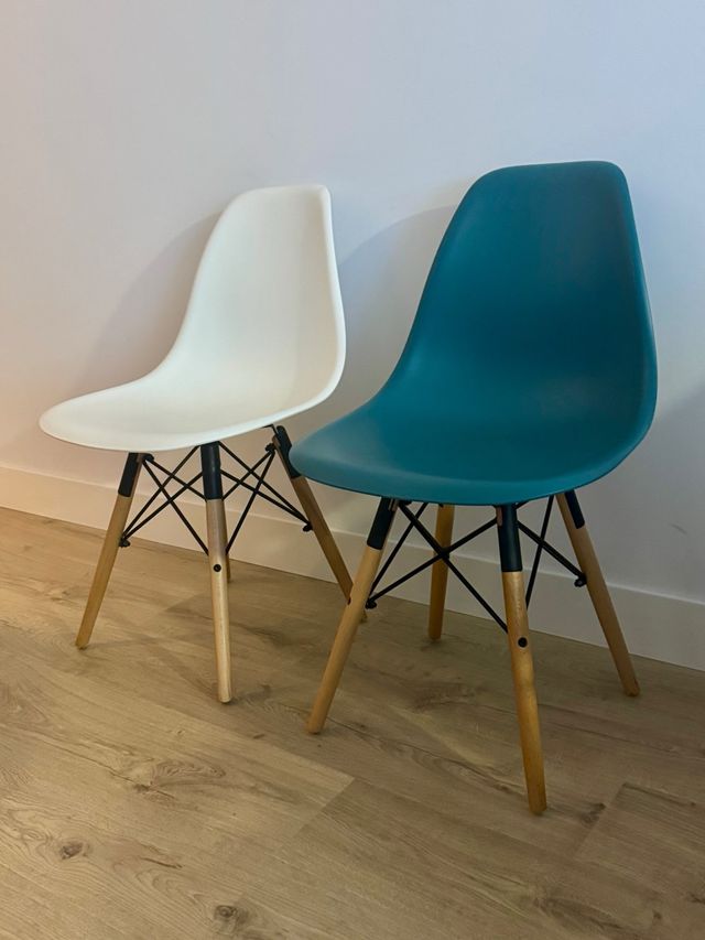 Sei sedie in plastica e legno