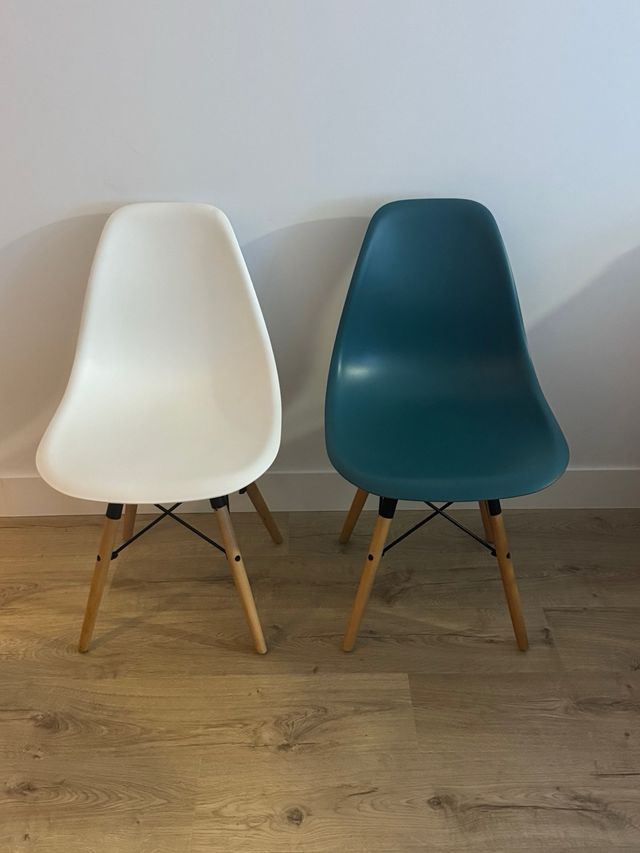 Sei sedie in plastica e legno