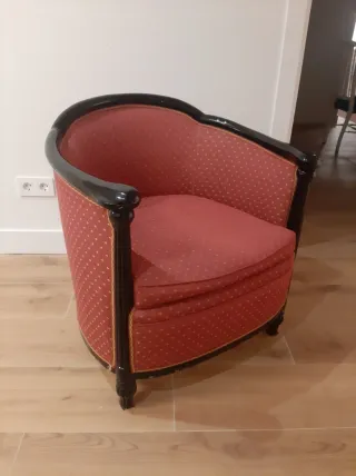 Butaca tapizada roja y negra