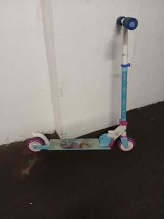 Patinete Frozen y Casco Barbie