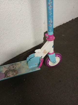 Patinete Frozen y Casco Barbie