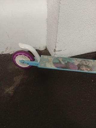 Patinete Frozen y Casco Barbie