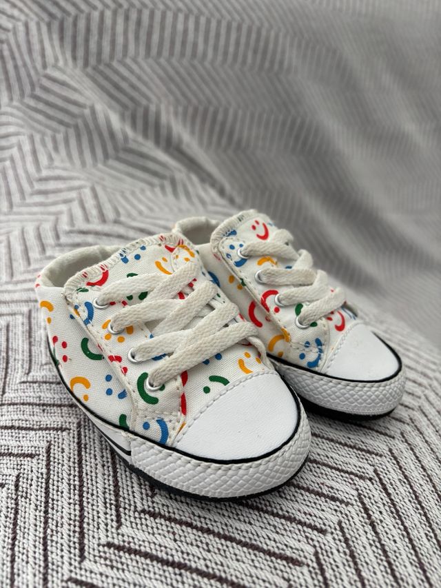Zapatos de bebé converse con caritas sonrientes