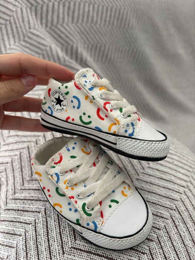 Zapatos de bebé converse con caritas sonrientes