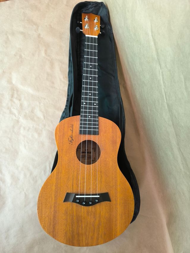 Ukelele Tenor con funda y accesorios - Nuevo