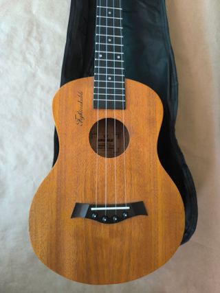 Ukelele Tenor con funda y accesorios - Nuevo