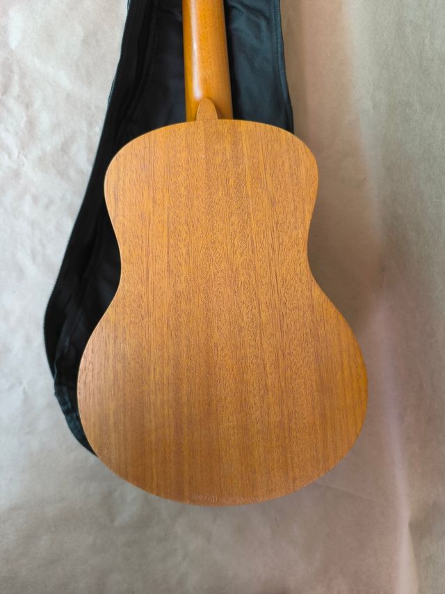 Ukelele Tenor con funda y accesorios - Nuevo