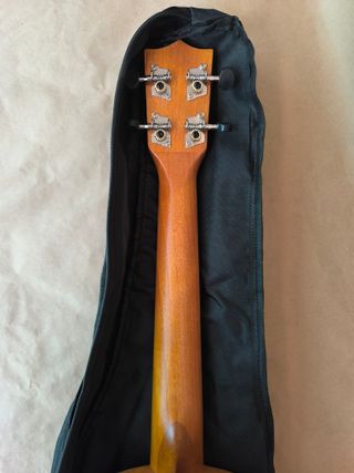 Ukelele Tenor con funda y accesorios - Nuevo