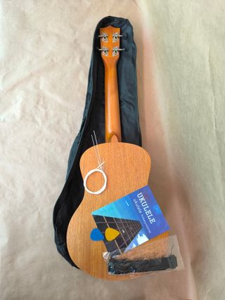 Ukelele Tenor con funda y accesorios - Nuevo