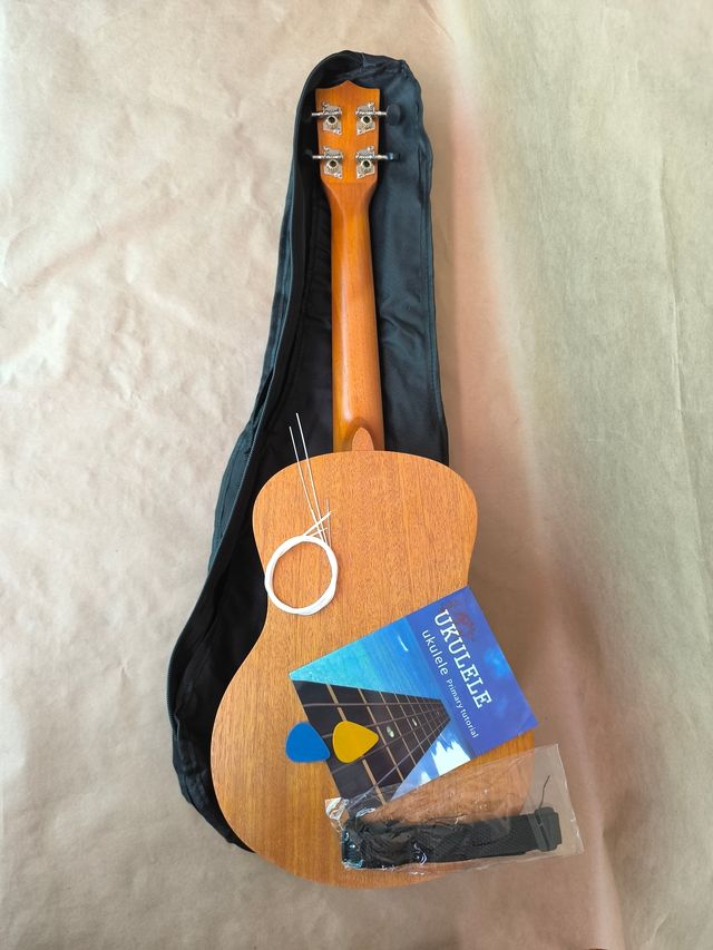 Ukelele Tenor con funda y accesorios - Nuevo