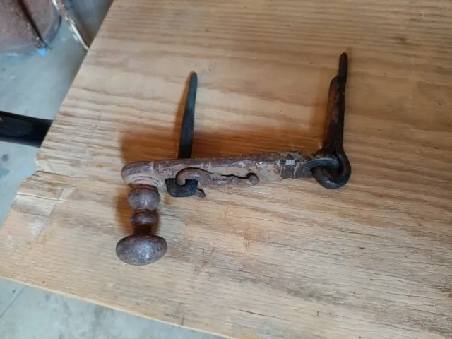 Pestillo antiguo de forja