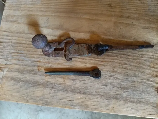 Pestillo antiguo de forja