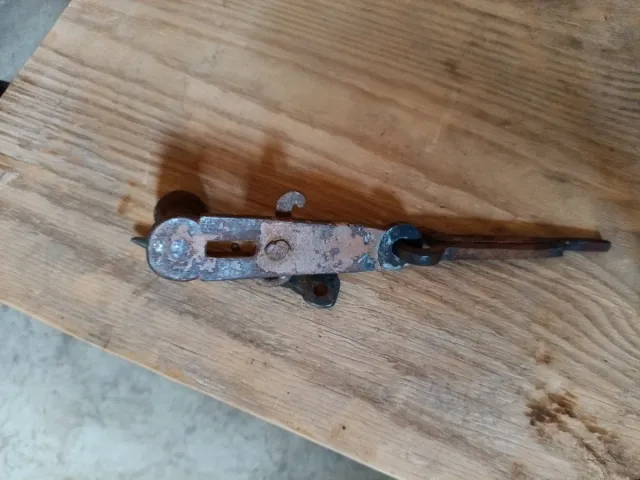 Pestillo antiguo de forja