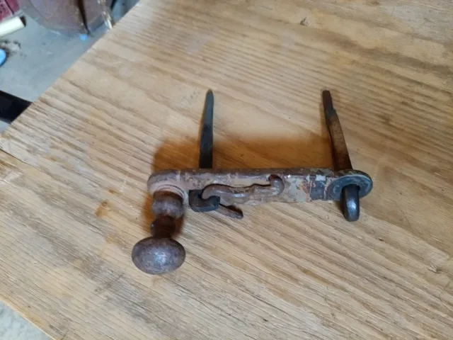 Pestillo antiguo de forja