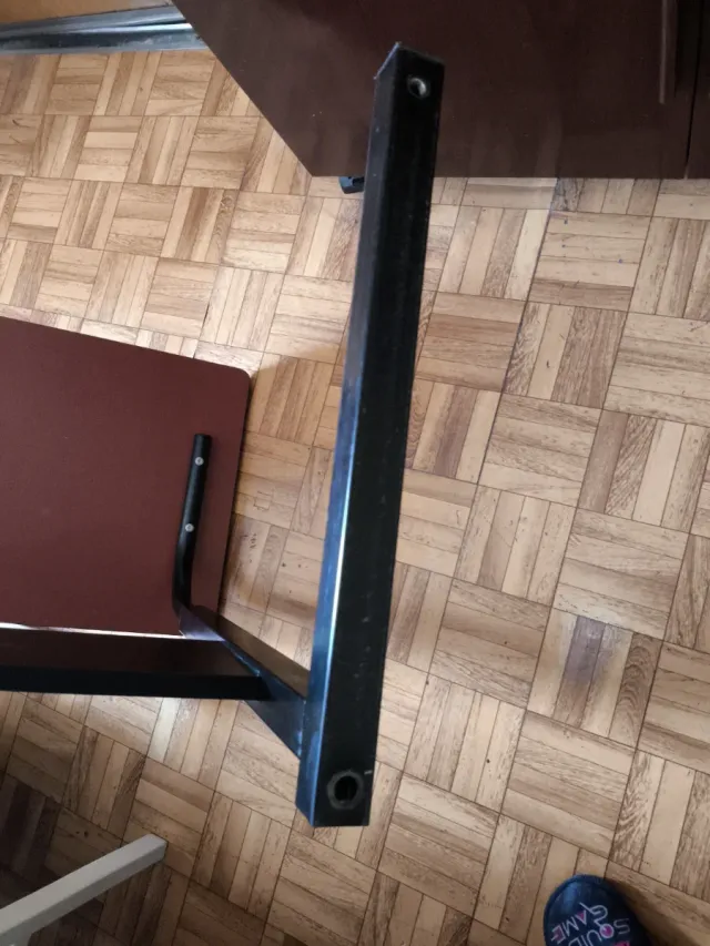 Mesa elevable negra con ruedas (una para arreglar)