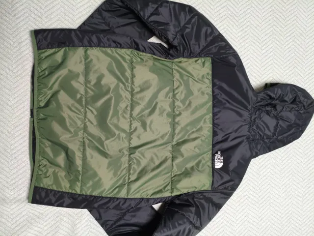 Chaqueta The North Face verde y negra