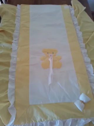 Colcha y chichonera cuna