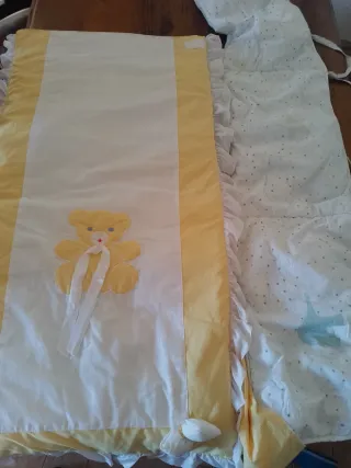 Colcha y chichonera cuna