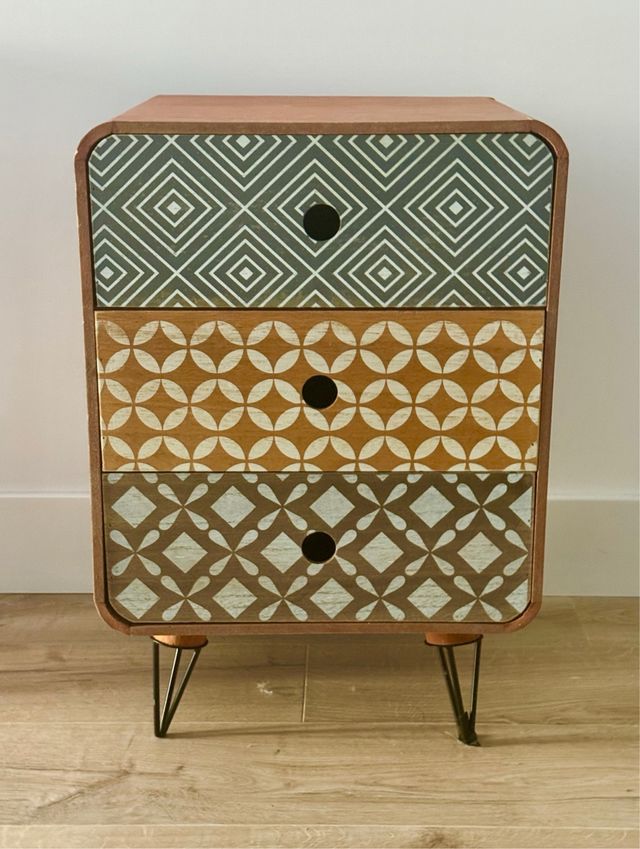 Comodino con 3 cassetti