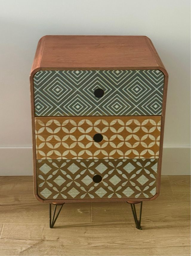 Comodino con 3 cassetti