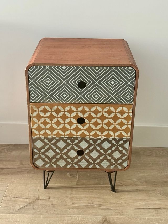 Comodino con 3 cassetti