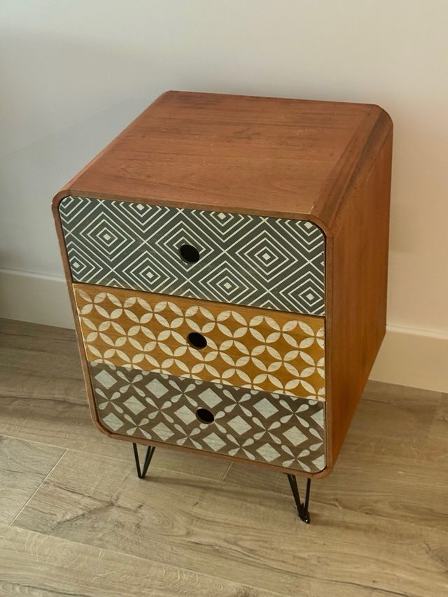 Comodino con 3 cassetti