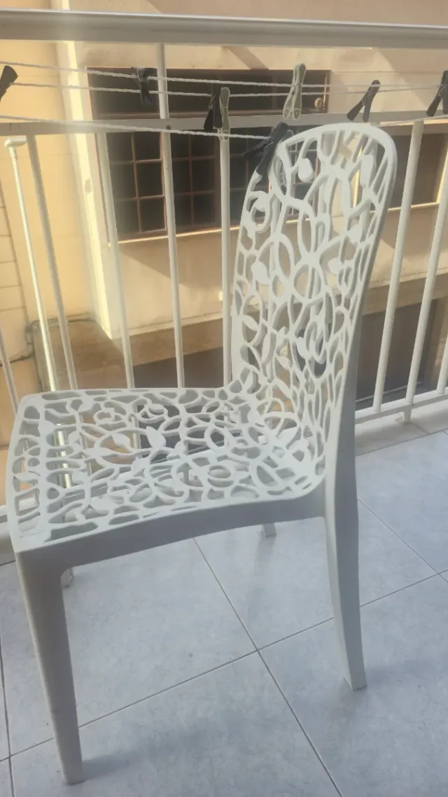 Silla de plástico blanca con cojín