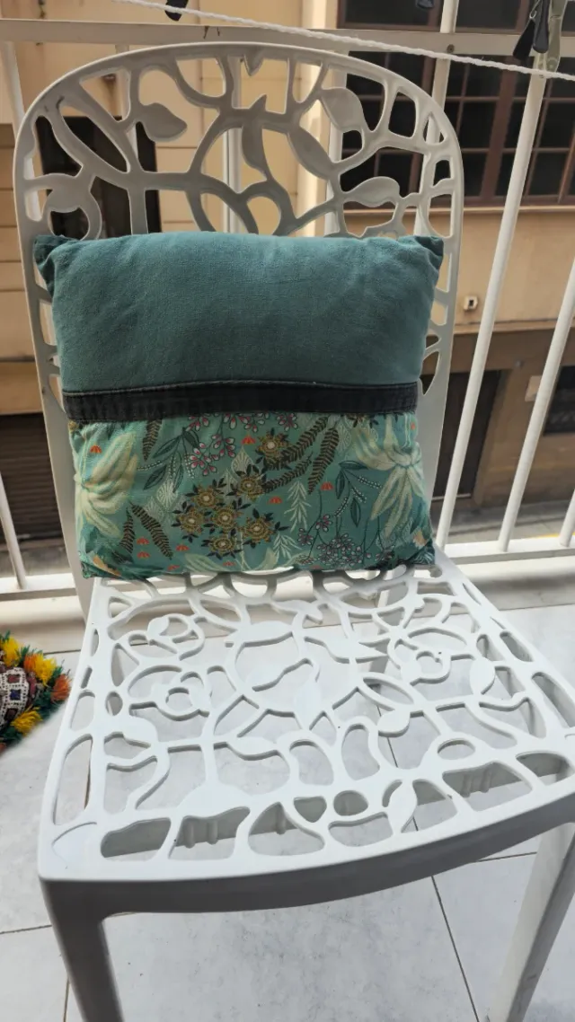 Silla de plástico blanca con cojín