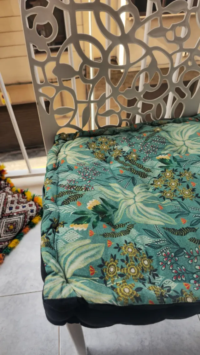 Silla de plástico blanca con cojín