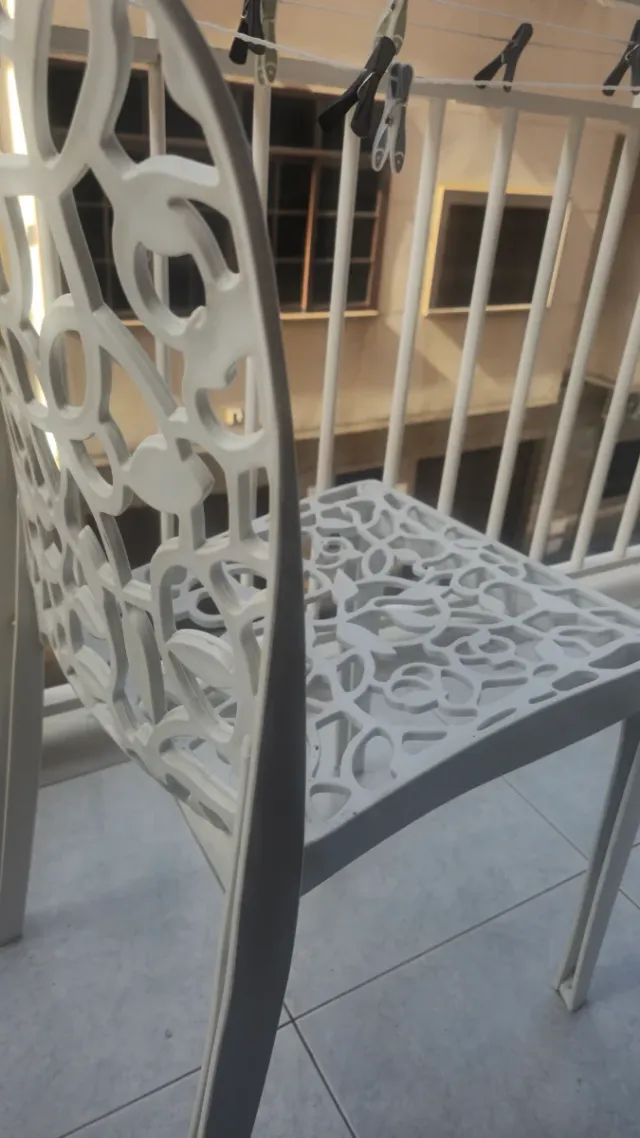 Silla de plástico blanca con cojín