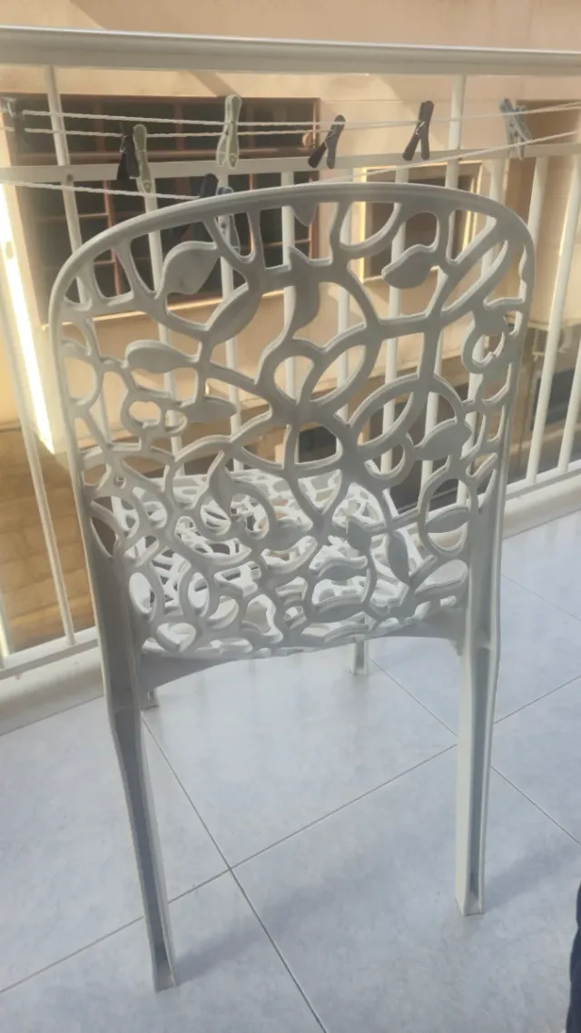 Silla de plástico blanca con cojín
