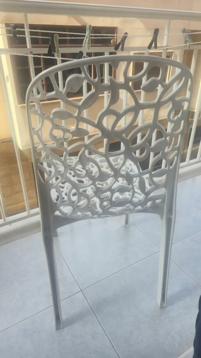 Silla de plástico blanca con cojín
